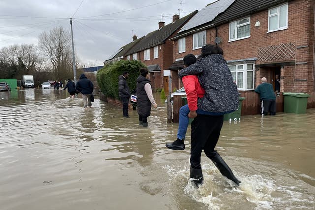 <p>Mieszkańcy przedzierają się przez wodę powodziową w Loughborough w hrabstwie Leicestershire po tym, jak deszcz i silny wiatr wywołany przez huragan Henk uderzyły w dużą część Wielkiej Brytanii</s>